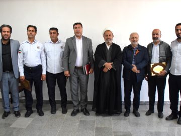 نقش آتش نشانان در خدمت رسانی به مردم را ارج می نهم.