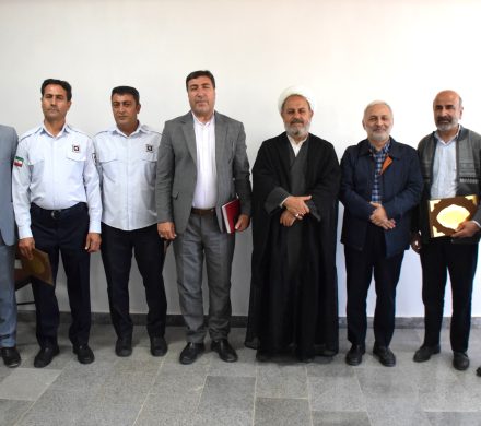 نقش آتش نشانان در خدمت رسانی به مردم را ارج می نهم.