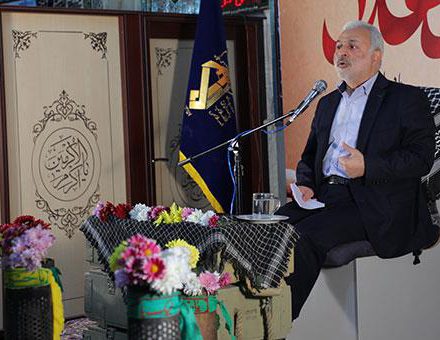 خیلی ها طمع دارند تا پرچم شهدا را از دست ما بگیرند.