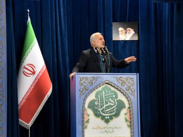 بهبود معیشت، ایجاد اشتغال و بهبود وضعیت اقتصادی یک فوریت برای مردم و جامعه است.