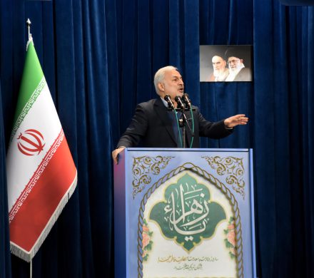 بهبود معیشت، ایجاد اشتغال و بهبود وضعیت اقتصادی یک فوریت برای مردم و جامعه است.