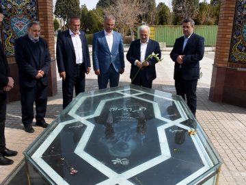 ادای احترام به مقام شامخ شهدا