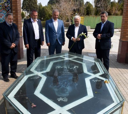 ادای احترام به مقام شامخ شهدا