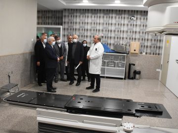 با تمام توان برای تامین مالی دستگاه جدید پرتو درمانی در حال تلاش هستم.