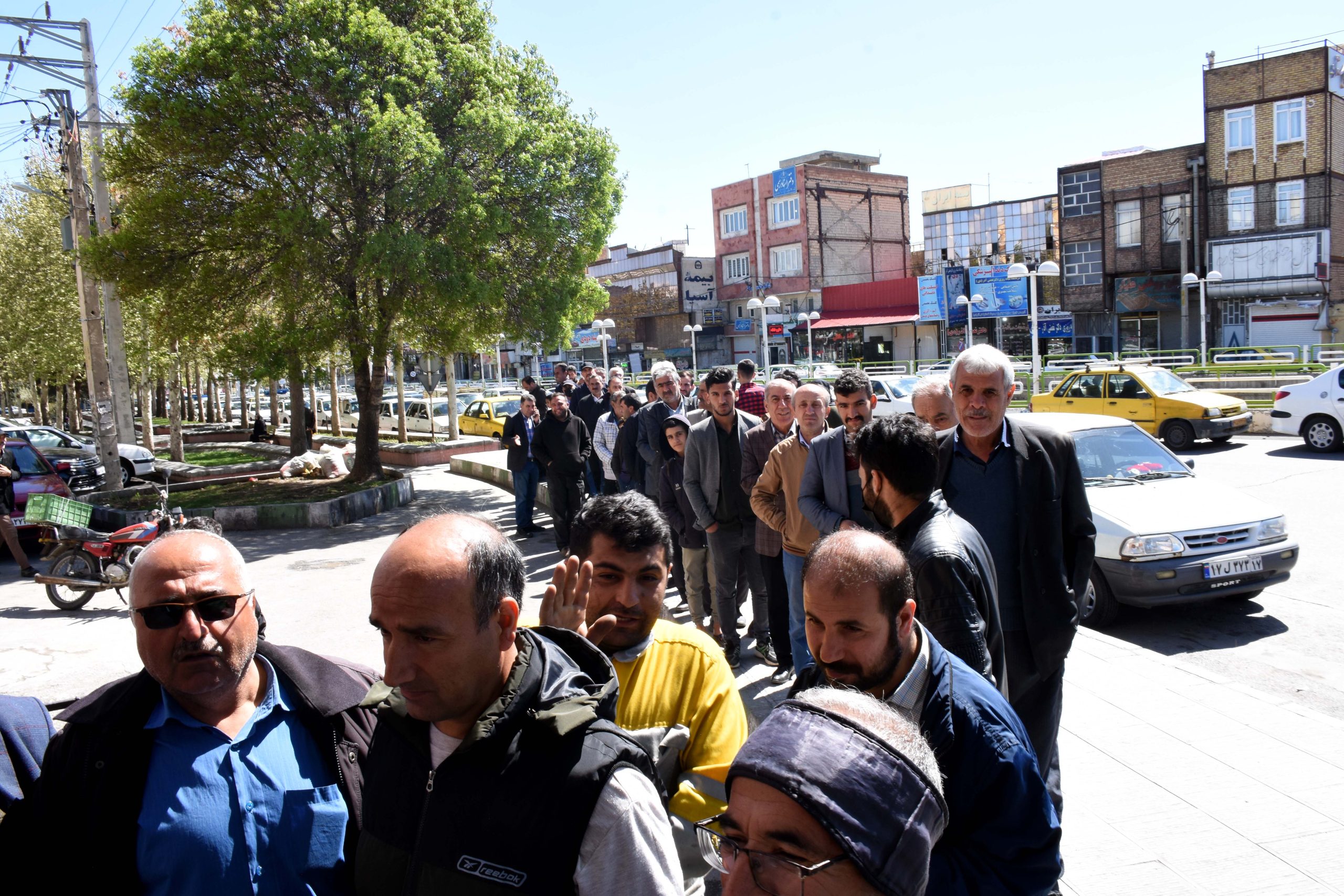 بازدید از روند فروش مرغ و اعتراض مردم به کمبود آن در سطح شهر