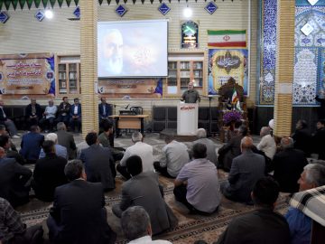 نهضت امام خمینی (ره) راه سوم و پنجره فرصتی به روی بشریت بود.