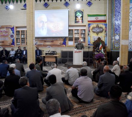 نهضت امام خمینی (ره) راه سوم و پنجره فرصتی به روی بشریت بود.