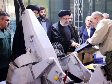 با حضور رئیس‌جمهور نمایشگاه جدیدترین دستاوردهای صنایع دفاعی کشور  افتتاح شد.