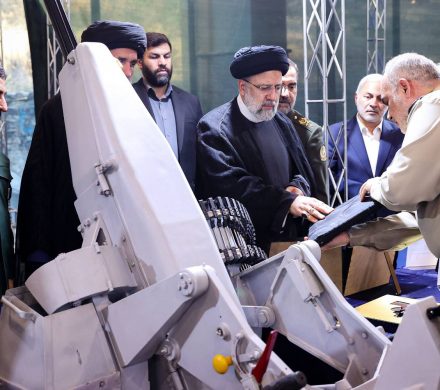 با حضور رئیسجمهور نمایشگاه جدیدترین دستاوردهای صنایع دفاعی کشور  افتتاح شد.