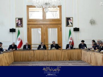 جلسه مشترک اعضای کمیسیون امنیت ملی و سیاست خارجی مجلس با وزیر امور خارجه